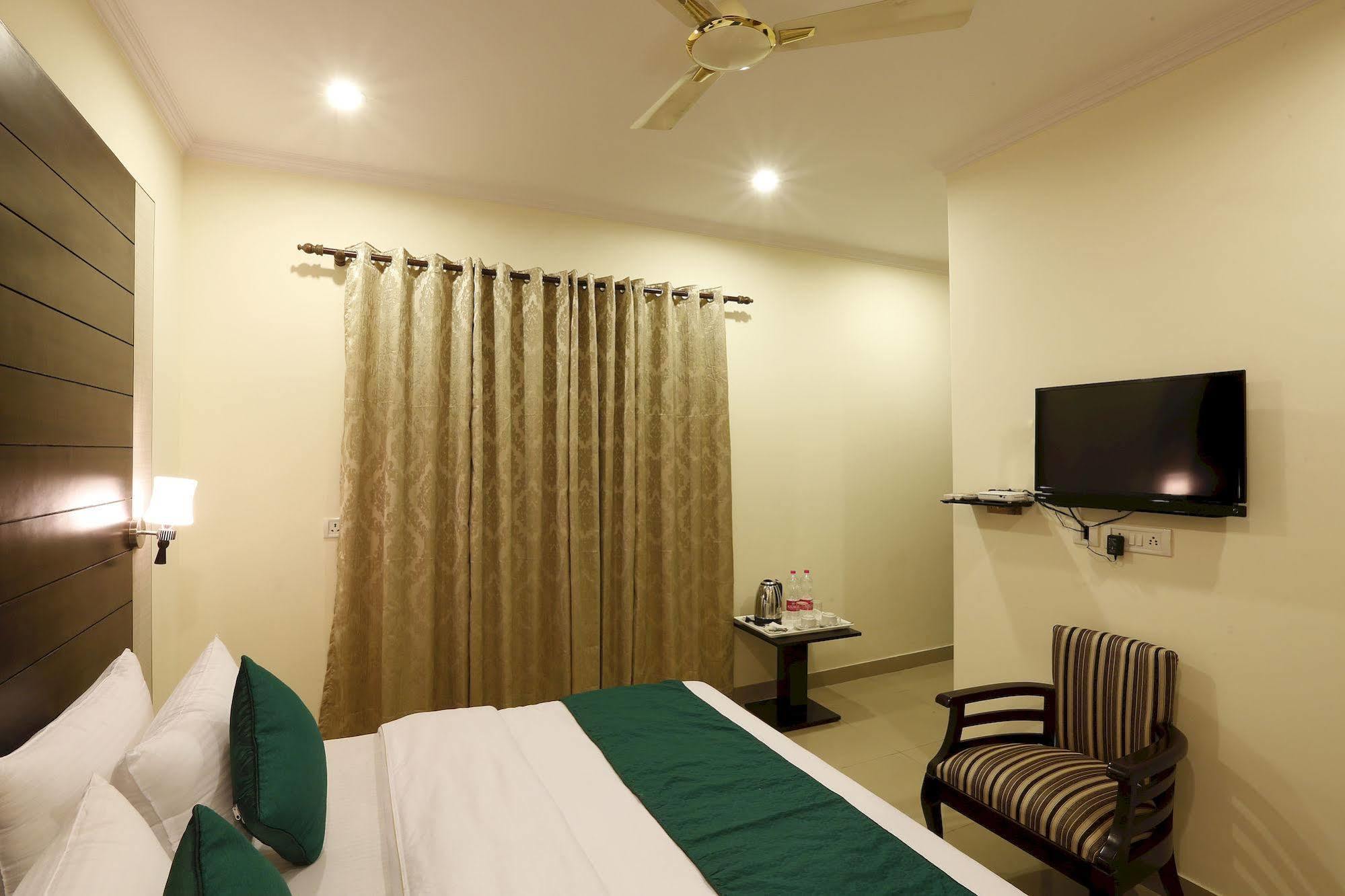 Hotel Chanakya Inn New Delhi Ngoại thất bức ảnh